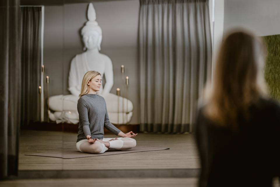 Frau praktiziert Yoga