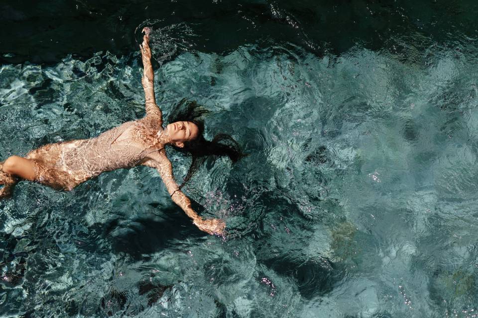 Frau schwebend in Infinitypool