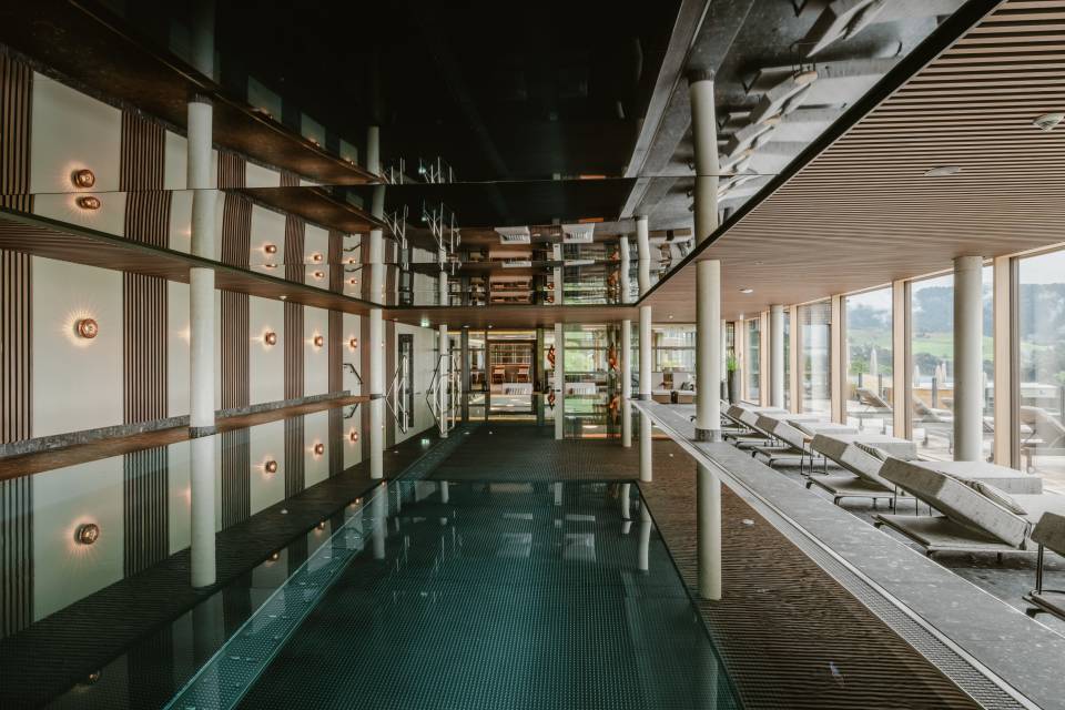 Innenpool mit Panoramablick auf die Allgäuer Alpen