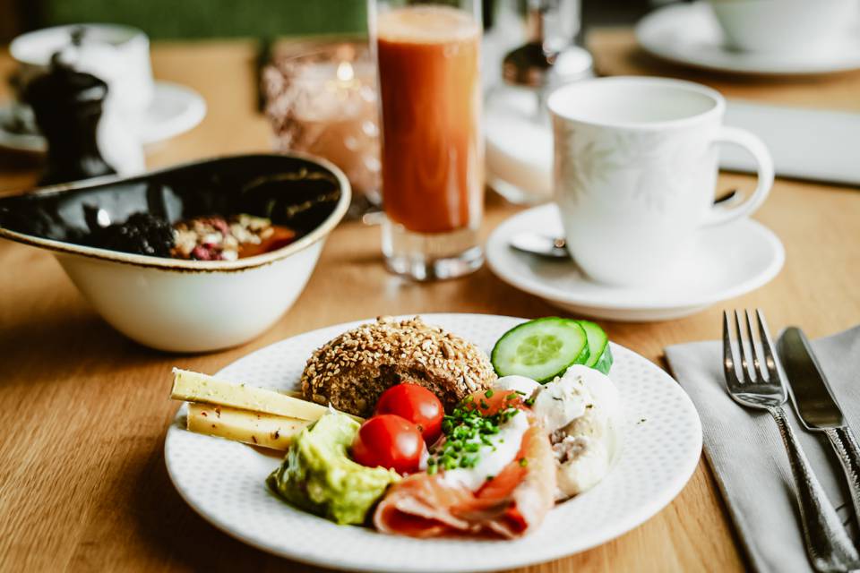 Gesunder Frühstücksteller mit Superbowl