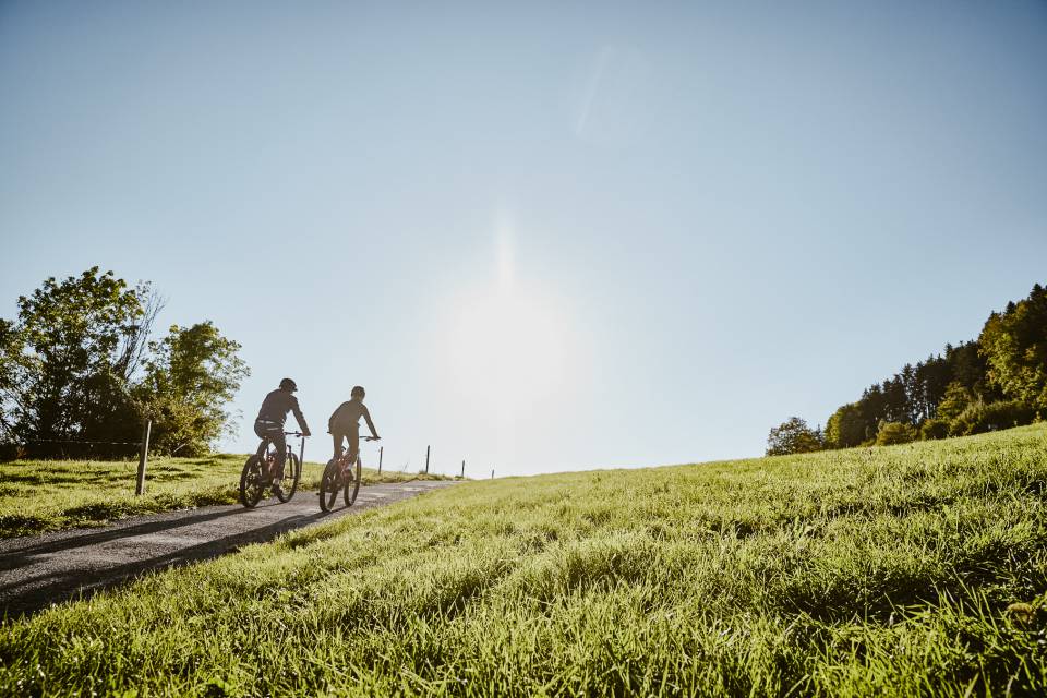 Paar bei Mountainbiken im Allgäu