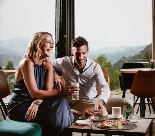 Paar bei Kaffee und Kuchen im Hotel Bergkristall