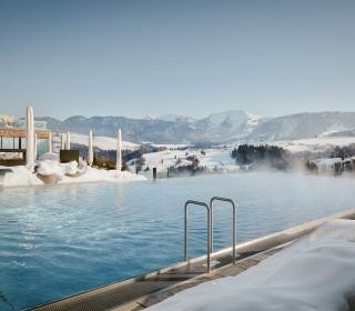 Infinitypool des Wellnesshotel Bergkristall im Allgäu im Winter