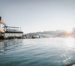 Infinitypool im Winter mit Sonnenschein