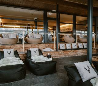 Außenliegen im Resort Bergkristall im Winter mit kuscheligem Fell