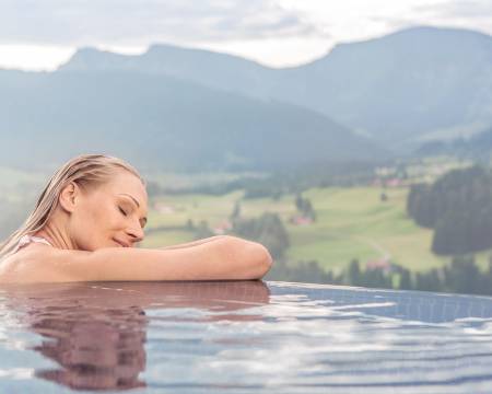 „15 Infinity-Hotelpools für endlosen Badespaß“ in Deutschland, Österreich und der Schweiz Symbolfoto