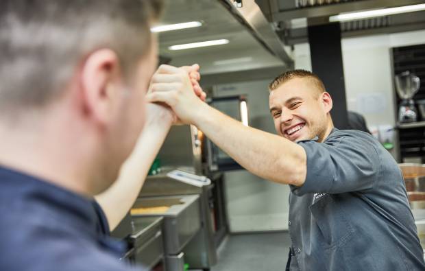 Köche geben sich high five
