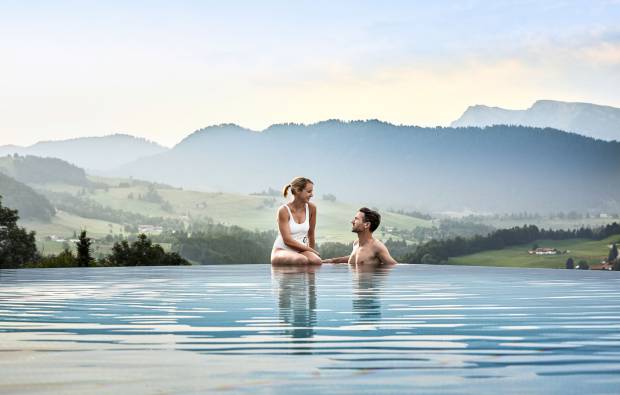 Mann und Frau im Infinitypool des Wellnesshotel Bergkristall