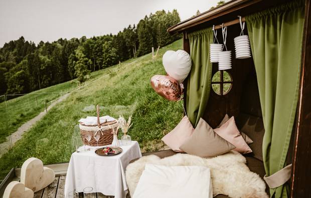 Alpenkorb mit Picknickkorb