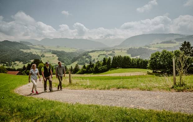 Paar beim Wandern in Oberstaufen mit Fitnesscoach