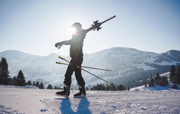 Frau mit Ski vor Allgäuer Berge