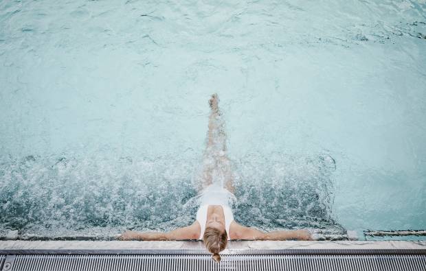 Frau in Infinitypool des Wellnesshotels Bergkristall