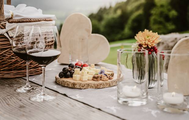 Picknick auf Tisch in Allgäuer Natur