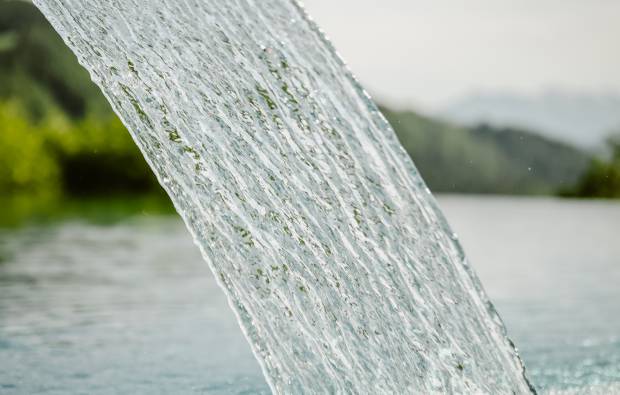 Wasserstrahl von Infinitypool im Wellnesshotel Bergkristall in Oberstaufen