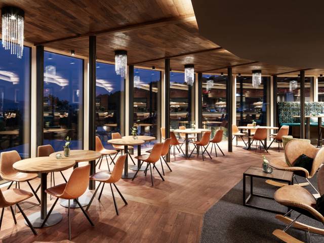 Bergkristall-Atrium bei Nacht - Resort Bergkristall