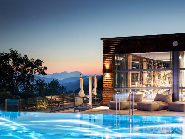 Infinity-Sport-Pool Abendaufnahme - Resort Bergkristall