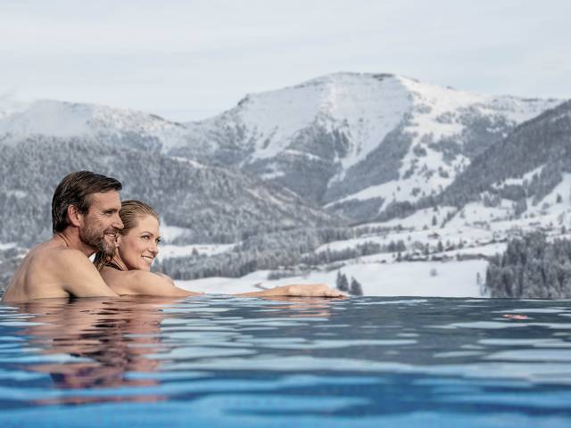 Infinity-Sport-Pool im Winter - Resort Bergkristall