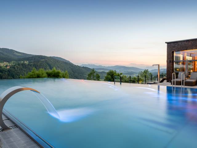 Infinity-Sport-Pool zur blauen Stunde - Resort Bergkristall