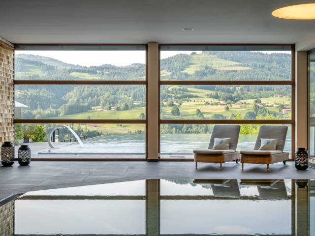 Relax-Innenpool mit Infinity-Sport-Pool und Bergblick - Resort Bergkristall