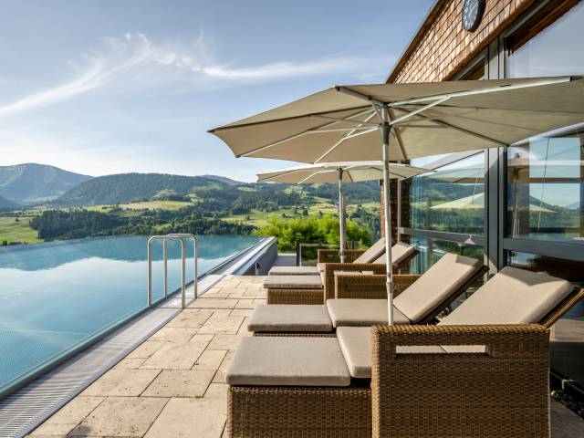 Infinity-Sport-Pool mit Liegen - Resort Bergkristall