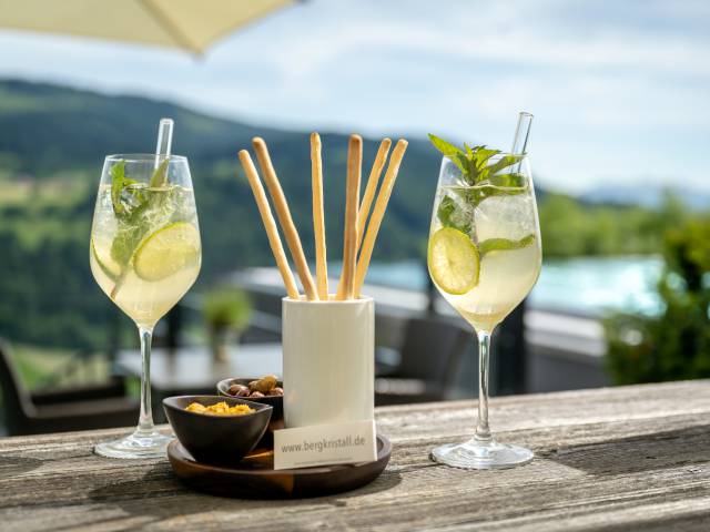 Terrasse am Infinity-Sport-Pool - Resort Bergkristall