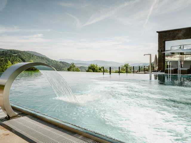 Infinitypool Hotel Bergkristall mit Wasserstrahl