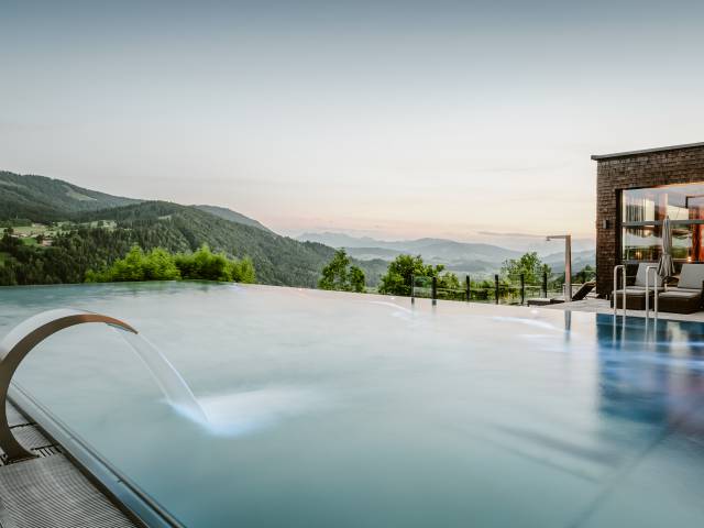 Außenansicht Infinitypool des Wellnesshotel Bergkristall im Allgäu 