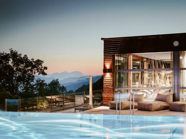 Infinitypool bei Nacht des Wellnesshotel Bergkristall im Allgäu 