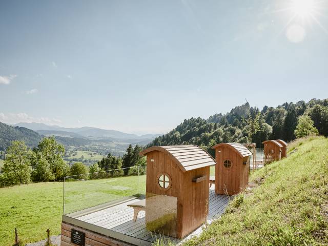 Alpenkörbe auf Wiese im Wellnesshotel Bergkristall