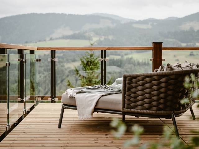 Liege auf Terrasse mit Blick auf die Allgäuer Nagelfluhkette