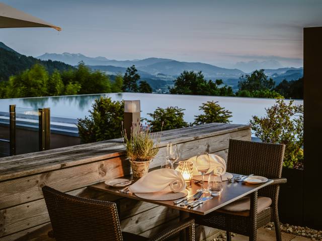 Hotelterrasse am Abend mit Blick Richtung Schweiz