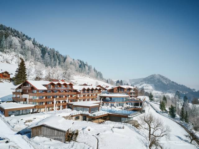 Außenansicht Resort Bergkristall im Winter