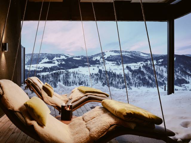 Hängeliegen mit Blick auf die Nagelfluhkette im Winter