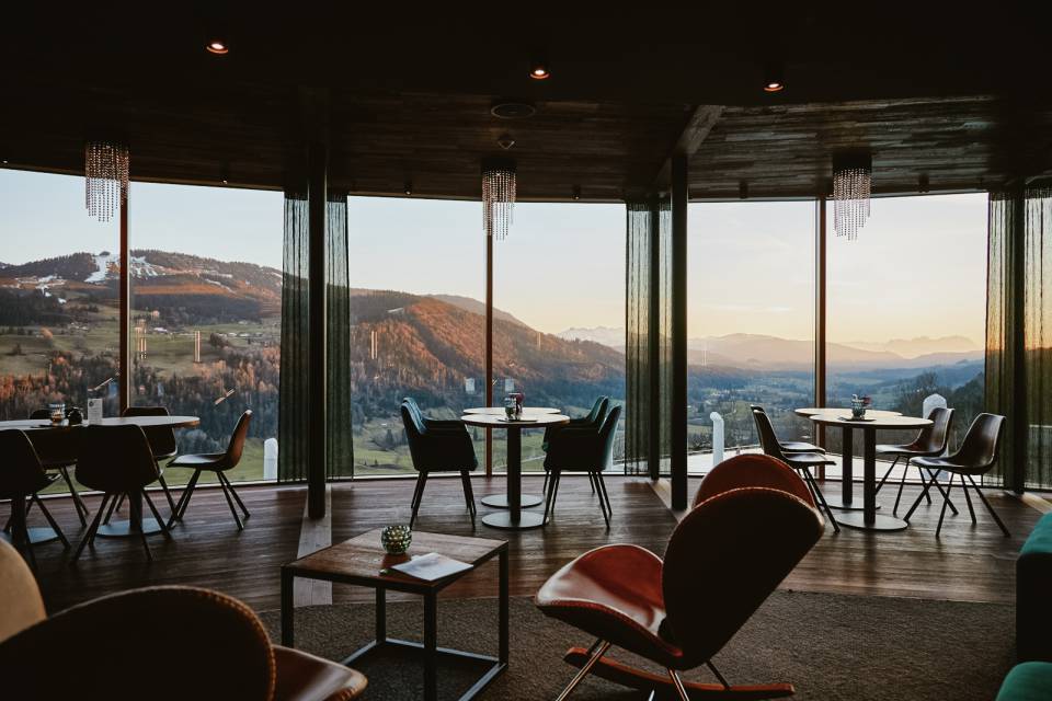 Hotelhalle im Resort Bergkristall mit Panoramablick