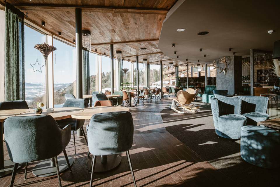 Hotelhalle im Resort Bergkristall mit Panoramablick im Winter