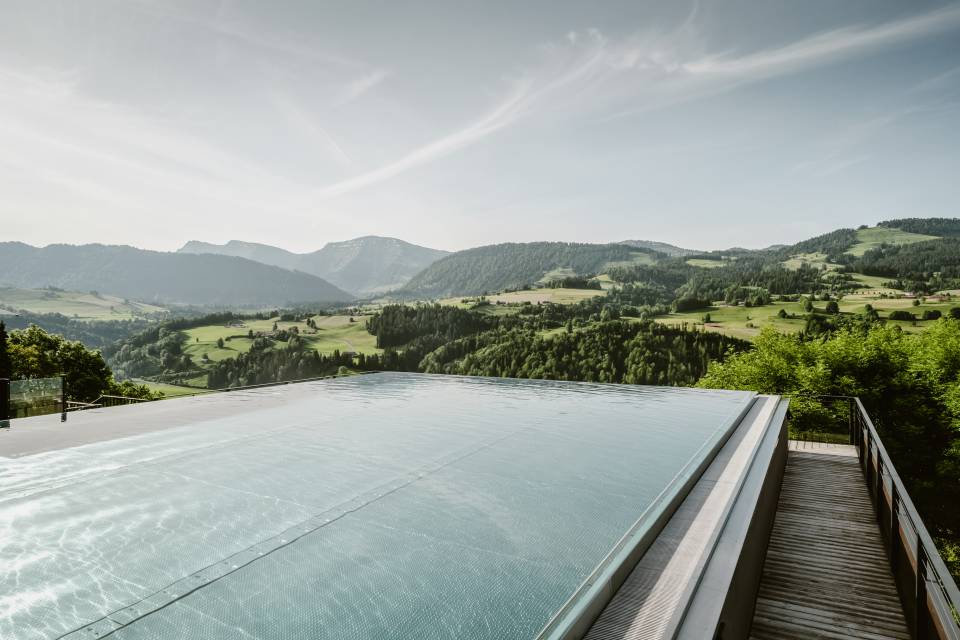 Außenansicht Infinitypool des Wellnesshotel Bergkristall im Allgäu 