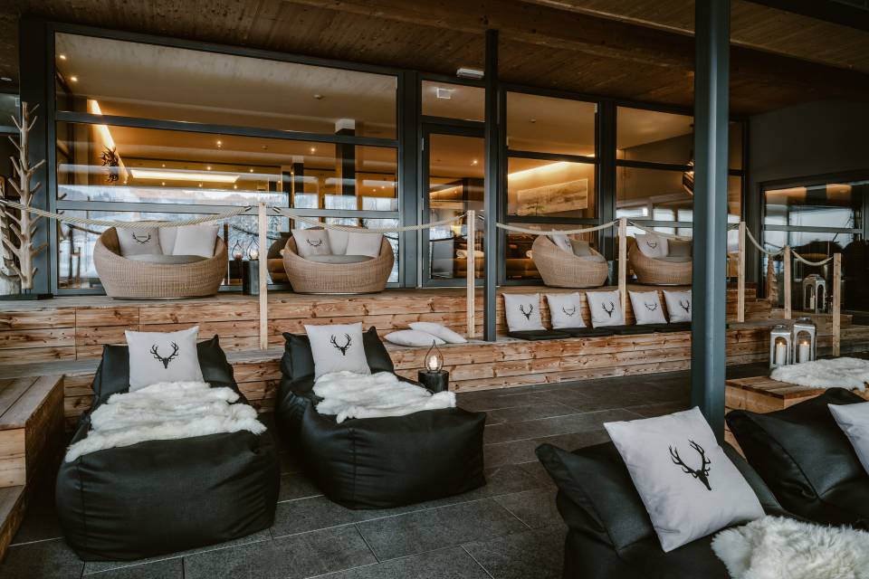 Außenliegen im Resort Bergkristall im Winter mit kuscheligem Fell