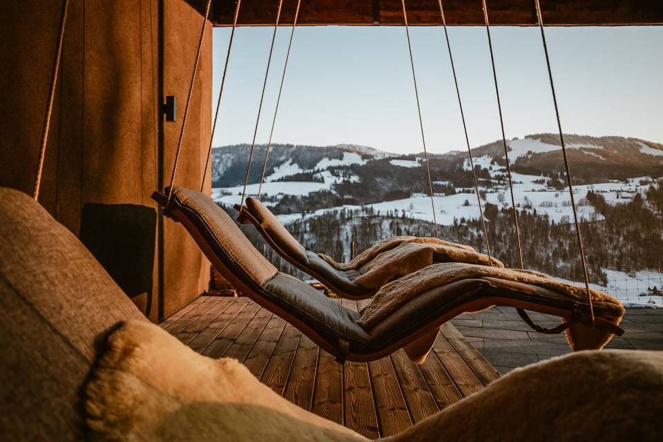 Outdoor-Schwebeliegen im Wellnessbereich des Hotels Bergkristall im Winter