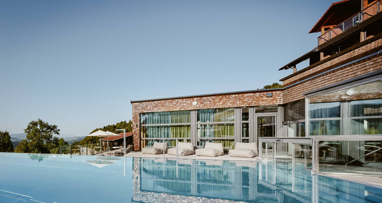 Außenansicht Infinitypool des Wellnesshotel Bergkristall im Allgäu 