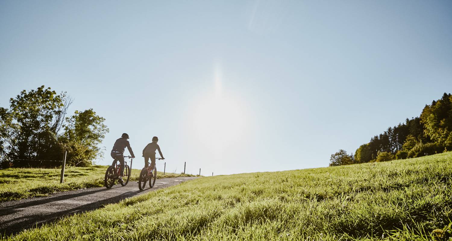 Paar beim E-Biken im Allgäu