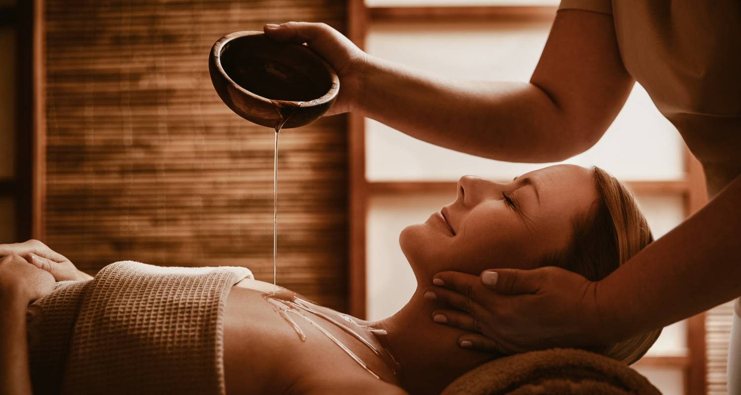 Frau bei Ayurvedamassage