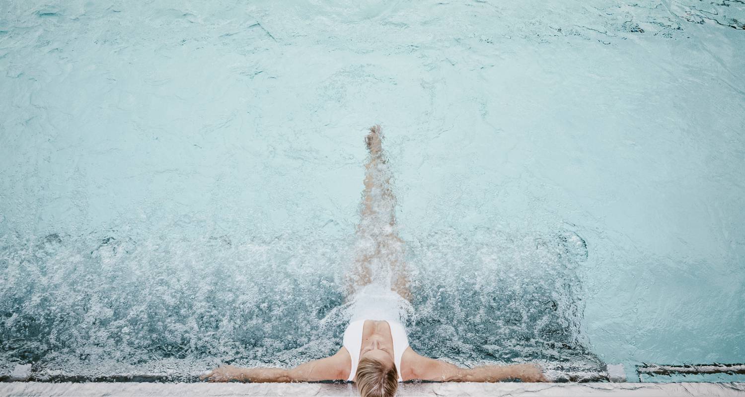 Frau im Infinitypool des Wellnesshotel Bergkristall im Allgäu