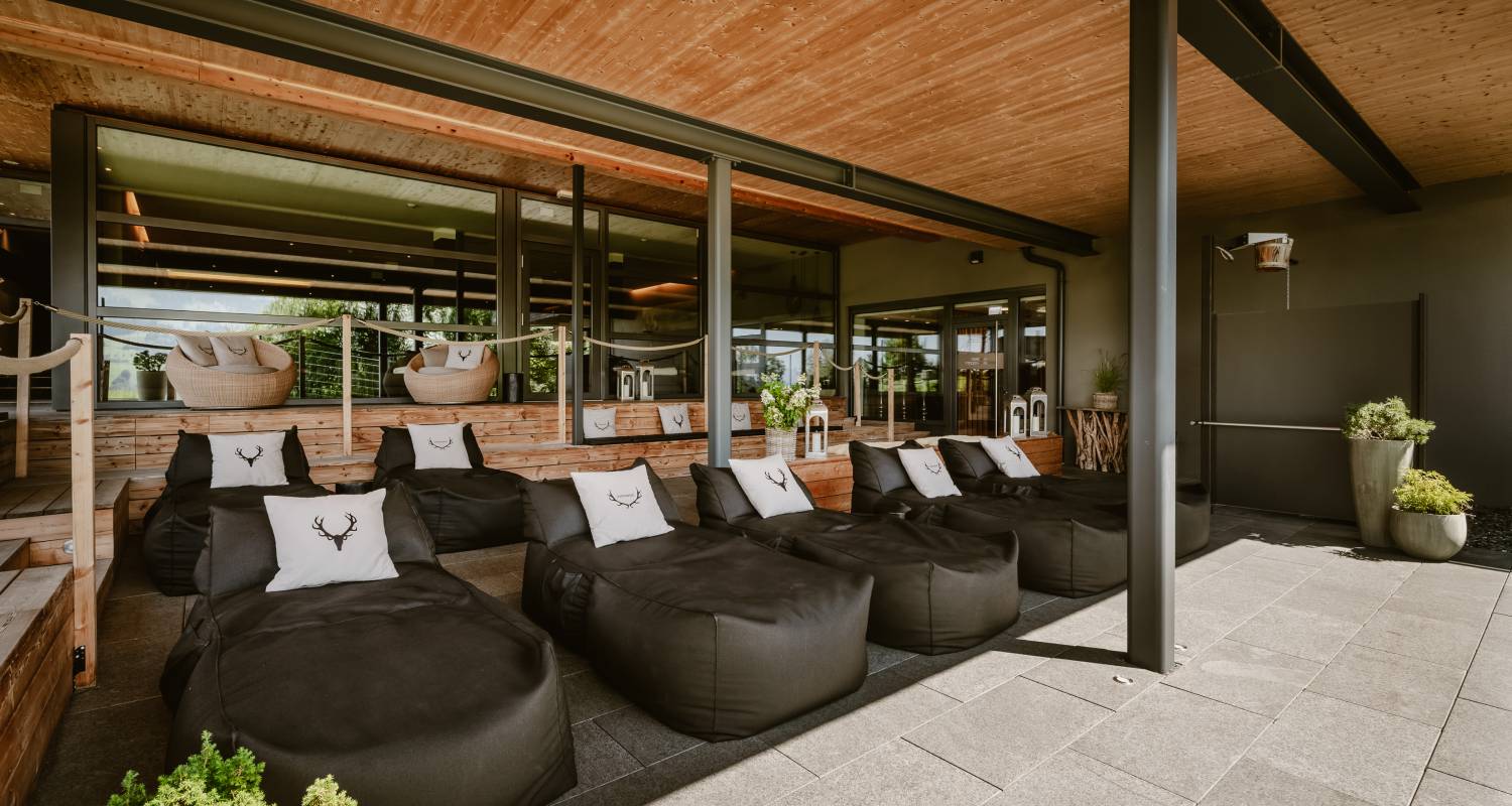 Sauna-Außenbereich vom Resort Bergkristall im Sommer