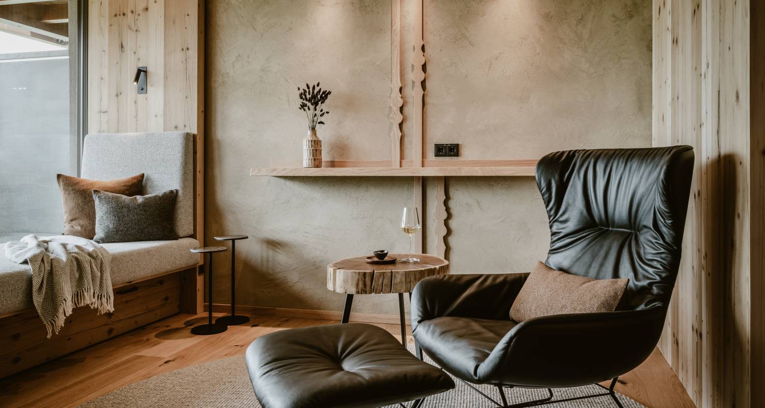 Detailaufname Sessel mit Kuscheldecken in einer Ecke