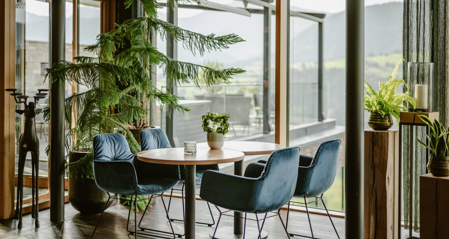 Tisch im Bergkristall Atrium mit Blick auf die Allgäuer Berge