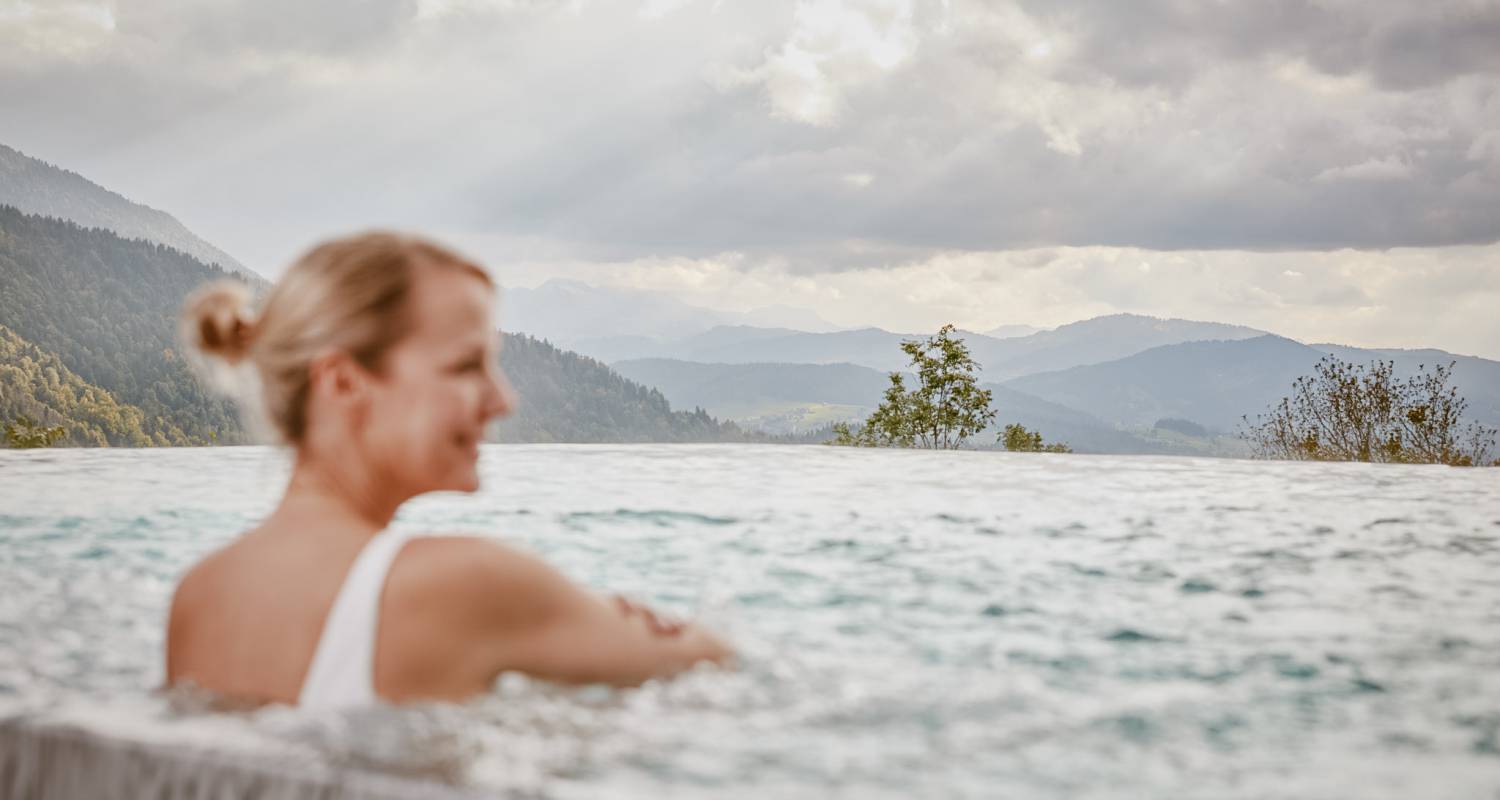 Frau im Infinitypool des Wellnesshotel Bergkristall im Allgäu