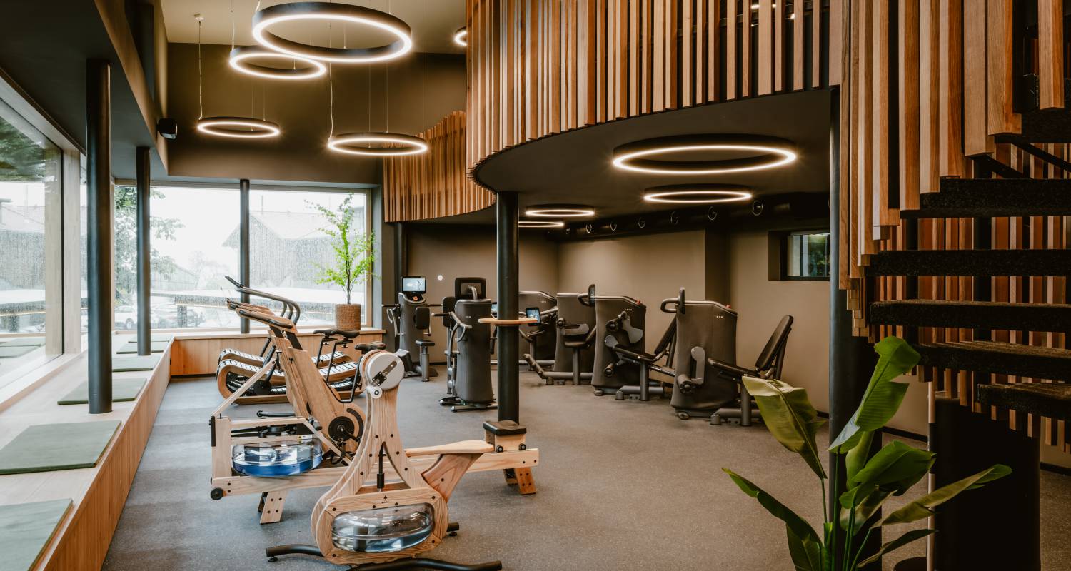 Zweistöckiges Fitnessstudio als erstes Hotel deutschlandweit mit E-Gym Trainingssystem
