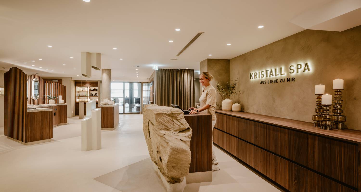 Kristall Spa Concept Store mit Mitarbeiterin