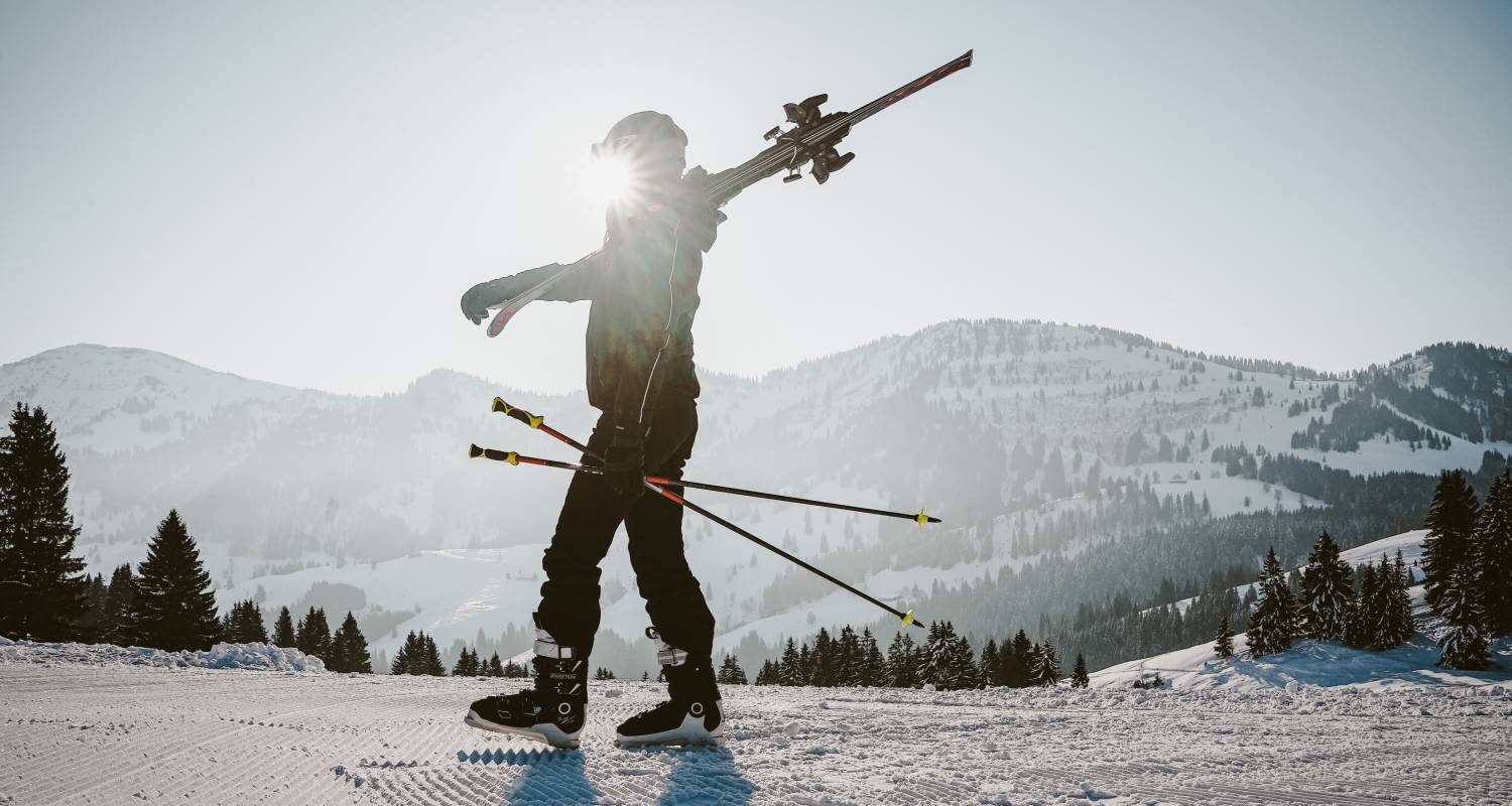 Frau beim Skifahren in den Allgäuer Alpen
