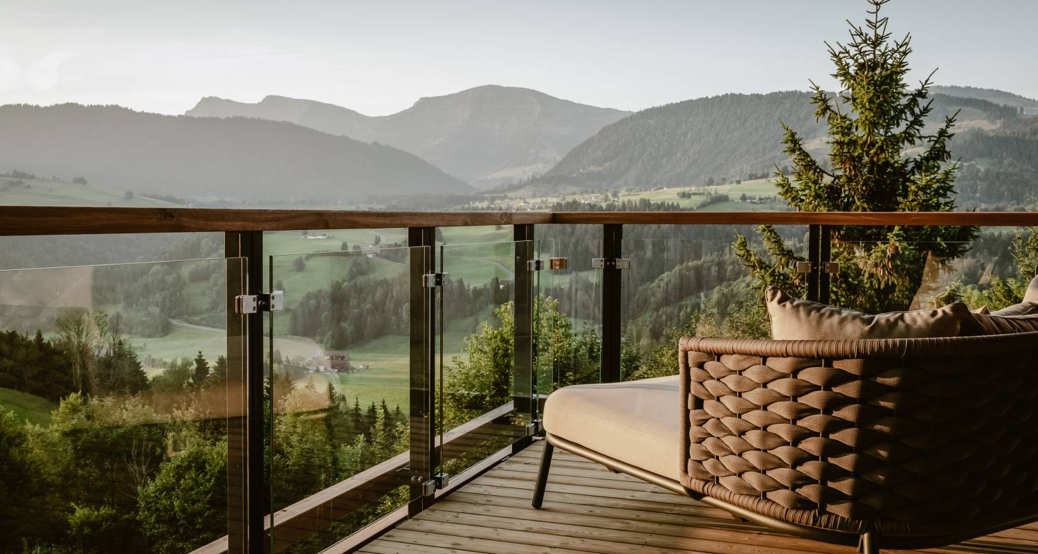 Doppelliege im Sommer auf Balkon von Natursuite